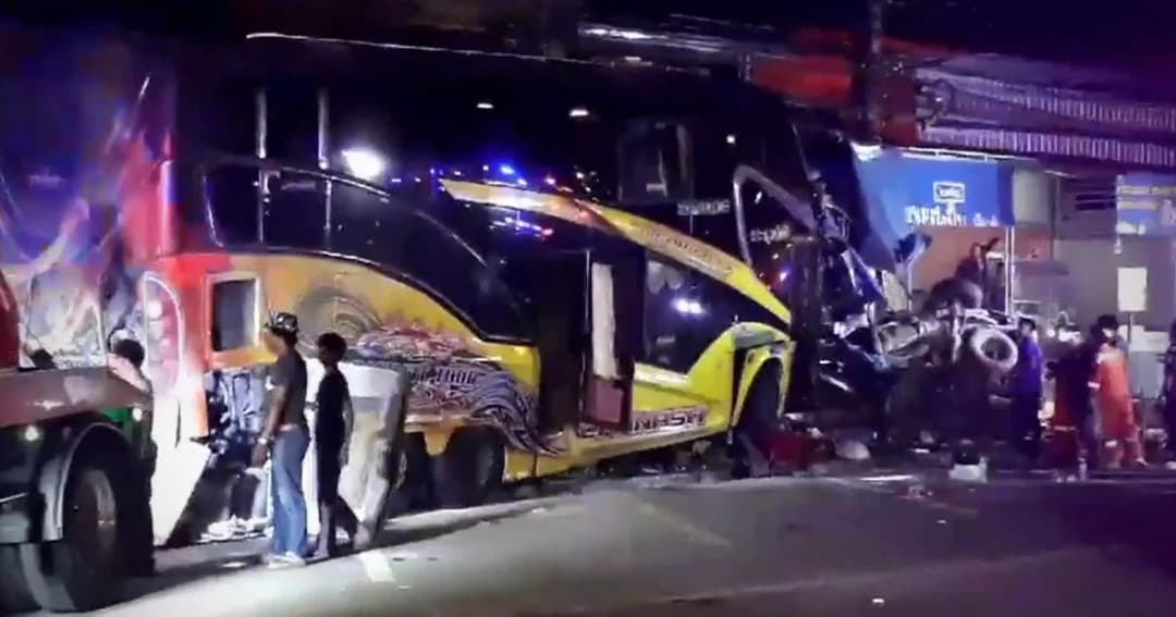 กระบี่ระทึกรถทัวร์ชนกระบะ ตาย 2 เจ็บ 6