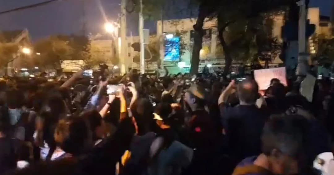 “คนอยากเลือกตั้ง” บุกหน้า ทบ. เรียกร้องทหารเลิกยุ่งการเมือง แย้ม ไม่เลิก พ.ค.นี้ชุมนุมขับไล่