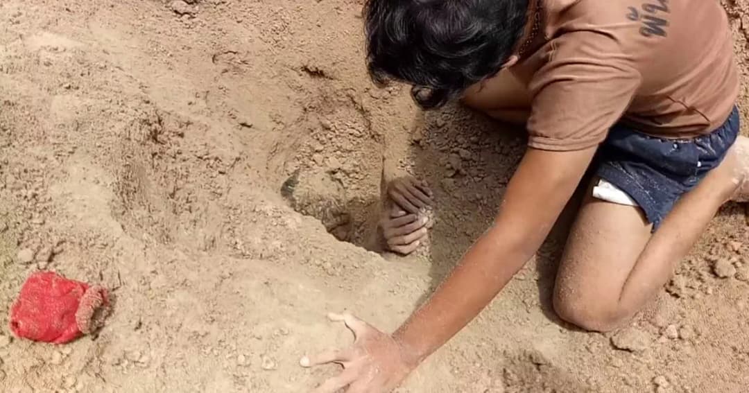 นาทีชีวิต ! คนงานก่อสร้างฐานพระพุทธรูปถูกดินถล่มมิดหายทั้งตัว จนท.กู้ภัยเร่งช่วยแข่งกับเวลา