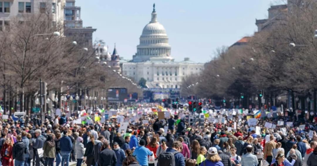 ชาวมะกันนับแสน ลุกฮือเดินประท้วงรัฐ เรียกร้องคุมกม.ใช้ปืน