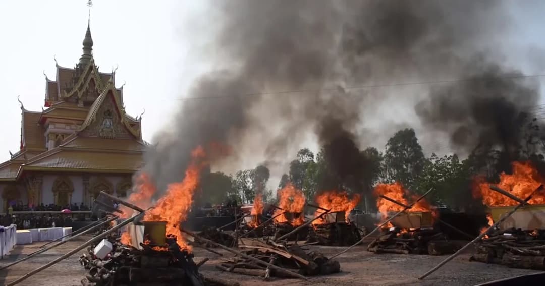 ญาติร่ำไห้แทบขาดใจ “เผาหมู่” เหยื่อรถทัวร์มรณะ 18 ศพ ความสูญเสียครั้งใหญ่ของชาวกาฬสินธุ์