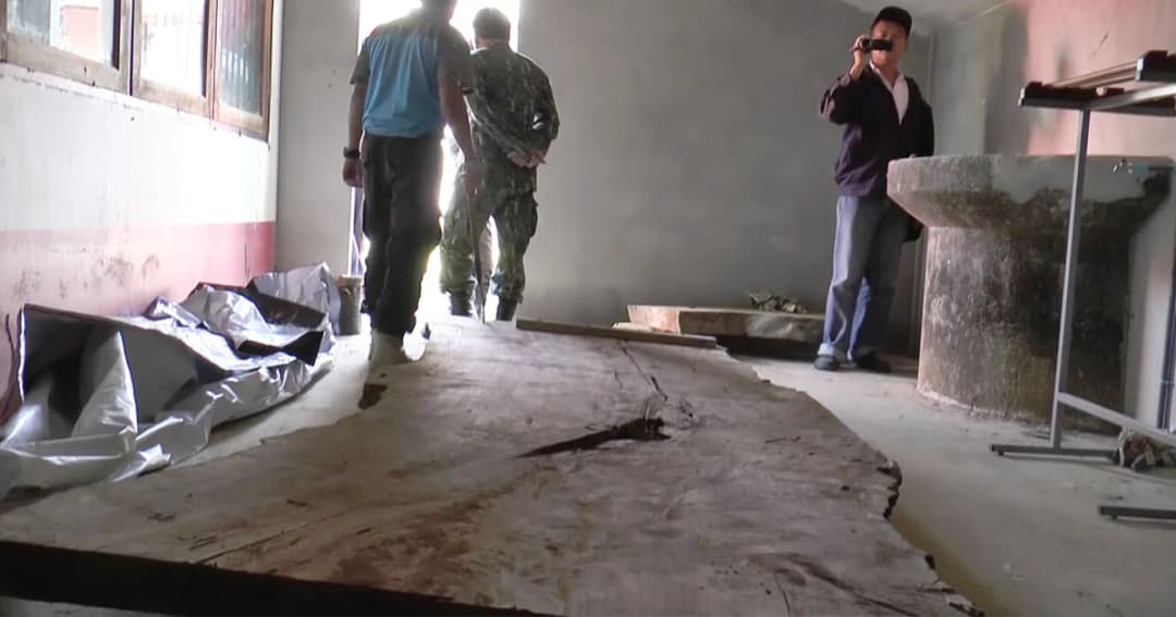 ยึดไม้ต้องห้ามแปรรูป ซุกในโรงเรียน กศน.