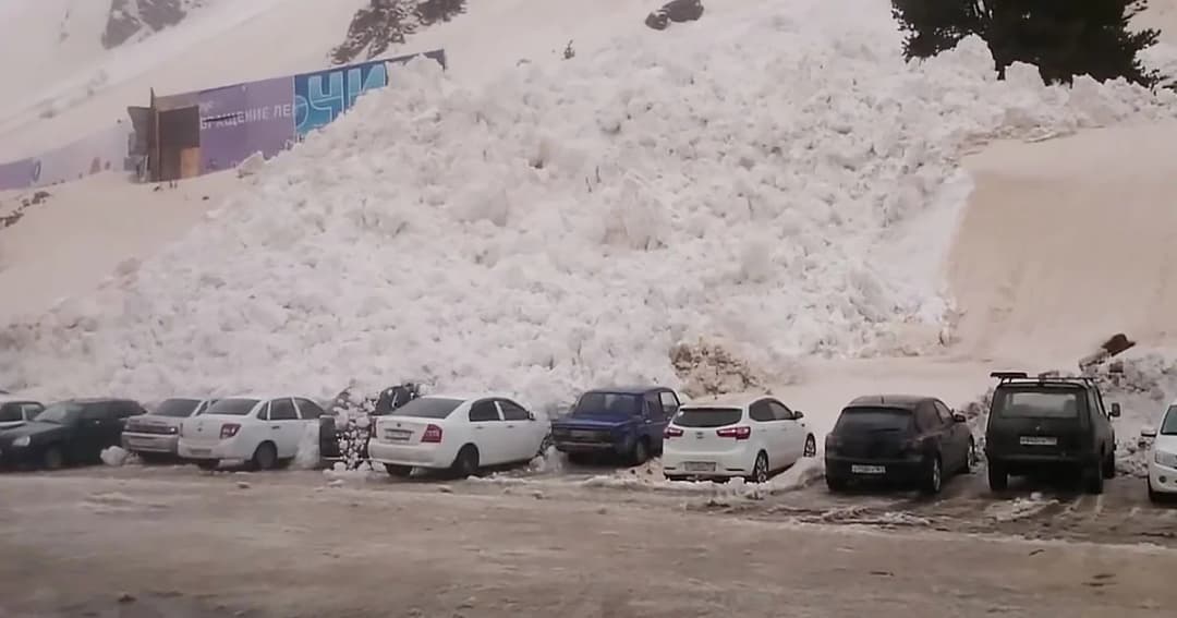 ‘รัสเซีย’ หิมะจากยอดเขาถล่ม ไหลทับรถเสียหายเพียบ