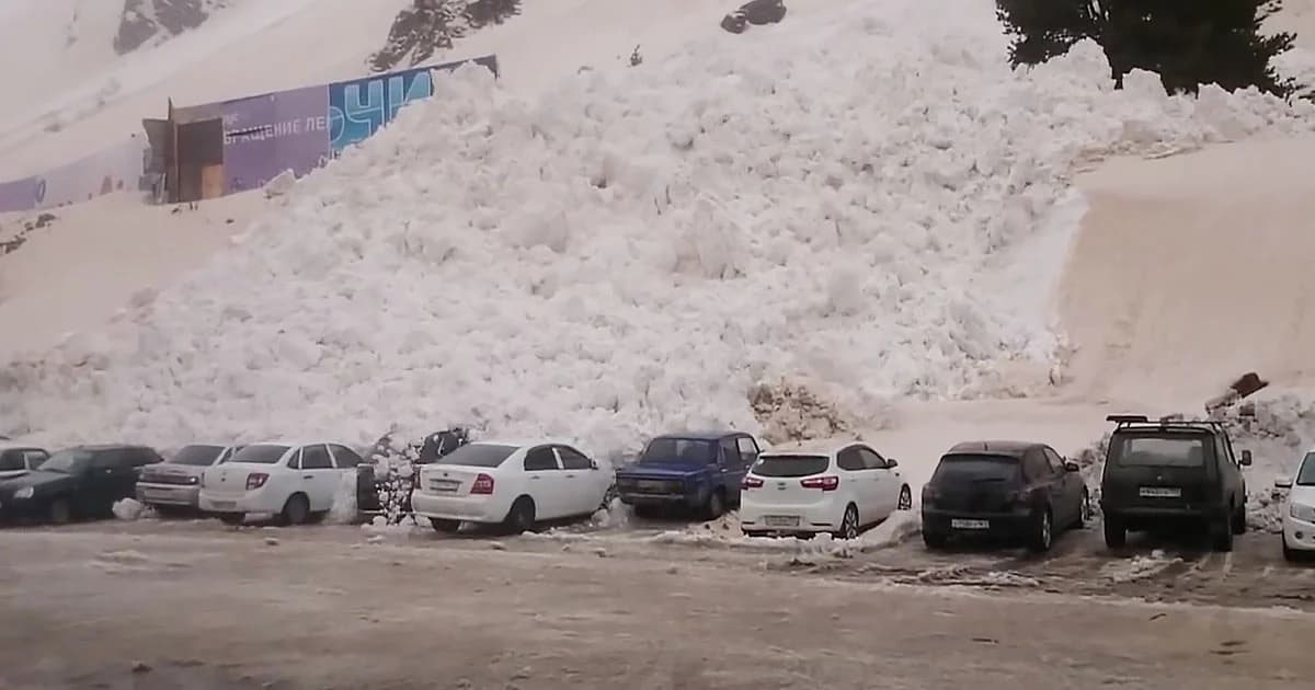 ‘รัสเซีย’ หิมะจากยอดเขาถล่ม ไหลทับรถเสียหายเพียบ