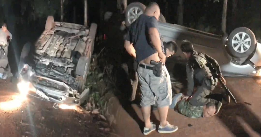 ระทึก ! ตร.ไล่ล่า “เสือเม่น” ต้องสงสัยพกปืนอาก้า ซิ่งเสียหลักพลิกคว่ำจนมุม