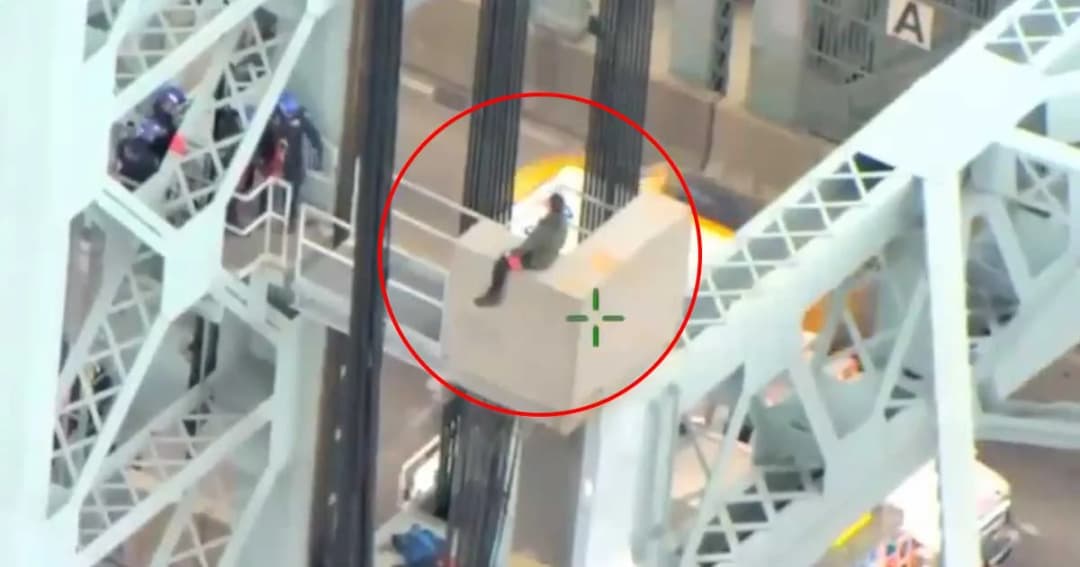 ตำรวจคว้าตัวชายพยายามกระโดดสะพานฆ่าตัวตายในสหรัฐฯ (มีคลิป)