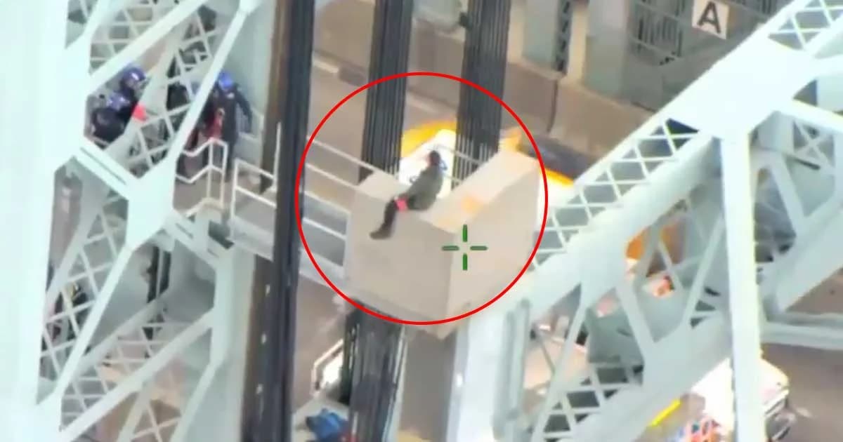 ตำรวจคว้าตัวชายพยายามกระโดดสะพานฆ่าตัวตายในสหรัฐฯ (มีคลิป)