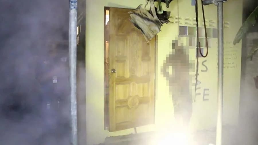 ‘หนุ่มต่างชาติ’ เผาบ้านวอด ก่อนผูกคอตาย-สวมกุญแจมือไพล่หลัง