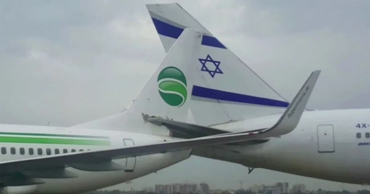 ระทึก ! เครื่องบินโดยสาร 2 ลำ ชนกันบนลานบิน ไร้เจ็บ