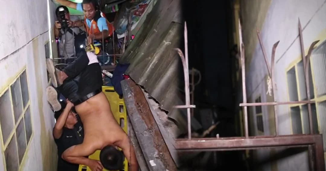 หนุ่มปีนหอพักง้อแฟนสาว พลาดท่ารั้วเหล็กแหลมเสียบขา