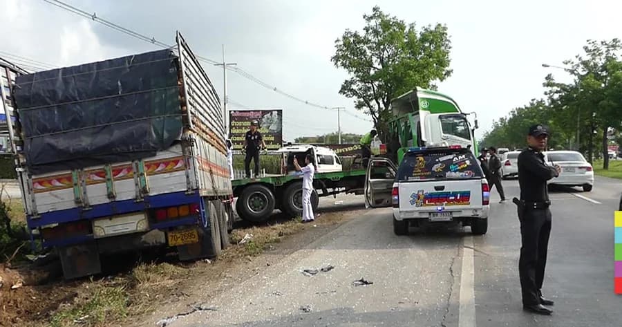 รถบรรทุกมะพร้าวชนสิบล้อคนขับร่างติด