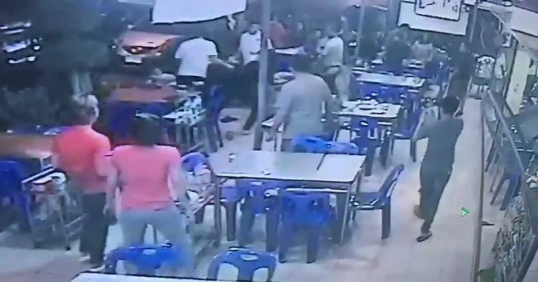 ตร.เมากร่าง กินแล้วไม่จ่าย ทะเลาะกับพนักงาน แถมขอจับนมสาว