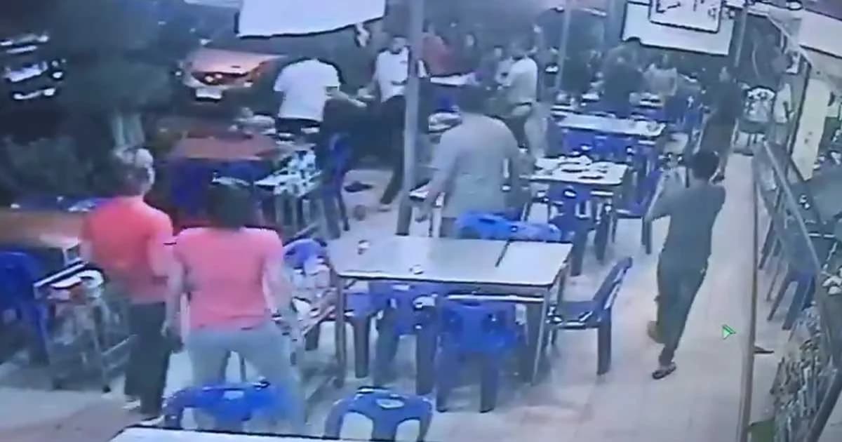 ตร.เมากร่าง กินแล้วไม่จ่าย ทะเลาะกับพนักงาน แถมขอจับนมสาว