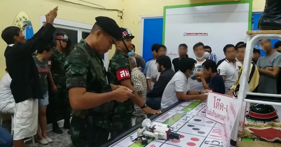 บุกจับบ่อนไฮโล กลางเมืองนครปฐม รวบนักพนัน 44 ราย