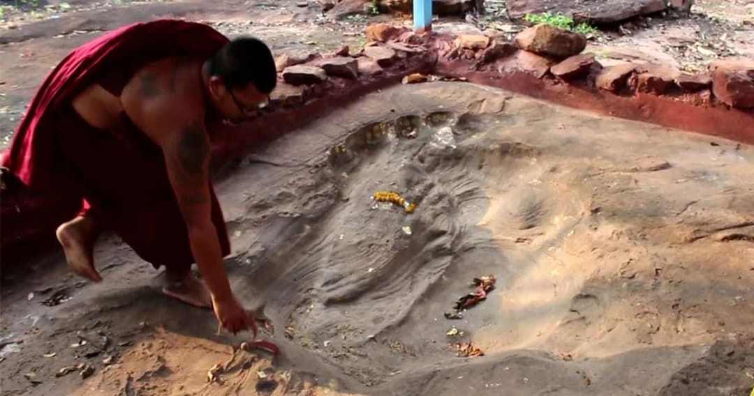 พบรอยเท้าคนยักษ์ปริศนา ชาวบ้านเคารพบูชา