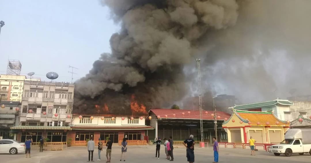 เพลิงไหม้ห้องอาหารดัง ‘บักมุ้ย’ กลางเมืองโก-ลก