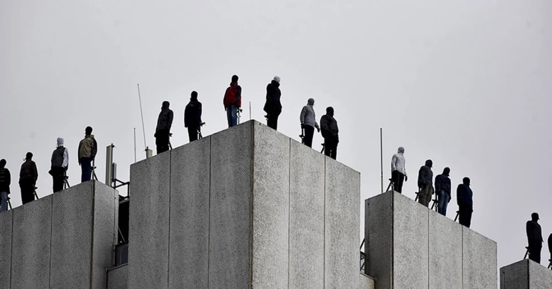 หุ่น 84 ตัว ถูกแสดงบนดาดฟ้าตึกสูง เพิ่มความตระหนักในการฆ่าตัวตาย