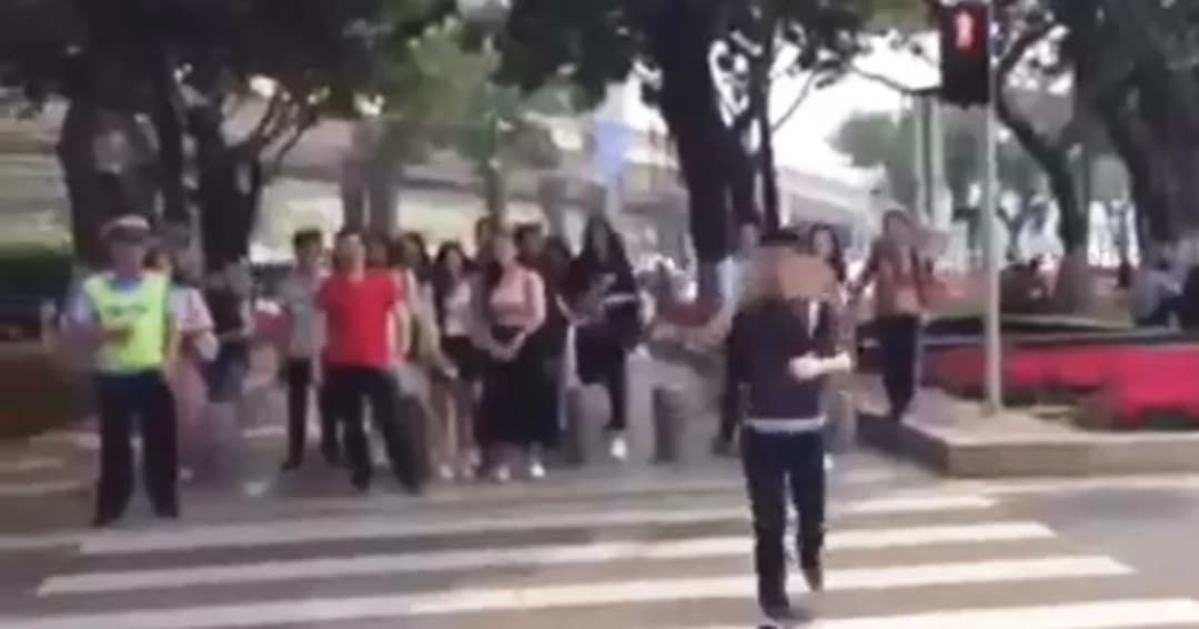 ตำรวจจีนดัดนิสัยคนข้ามถนนไม่ดูสัญญาณไฟ แบบมีทางเลือก