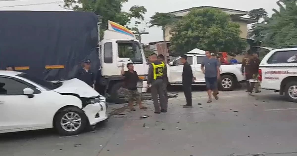 กระบะเฉี่ยวชนกัน ข้ามเกาะกลางบวกกับเก๋ง-บรรทุก ดับ 1 เจ็บ 3