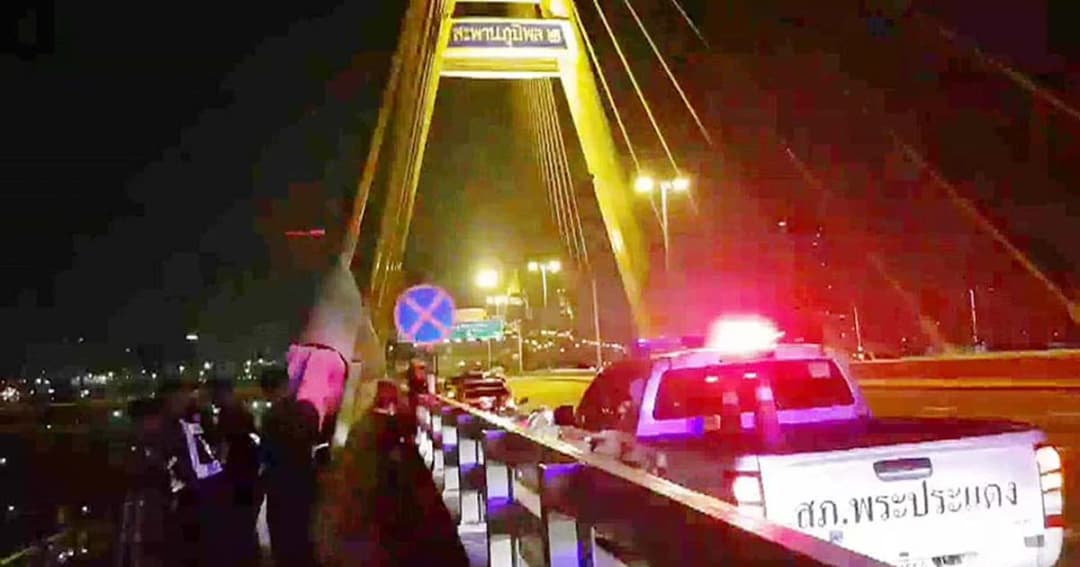 รปภ.ช็อก ช่วยไม่ทัน หนุ่มเดินขึ้นสะพาน กระโดดน้ำตาย