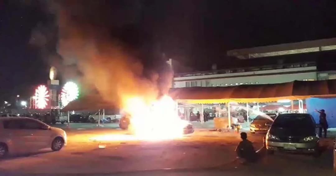 รถติดแก๊ส LPG ไหม้ท่วมกลางลานจอด ห้างดัง