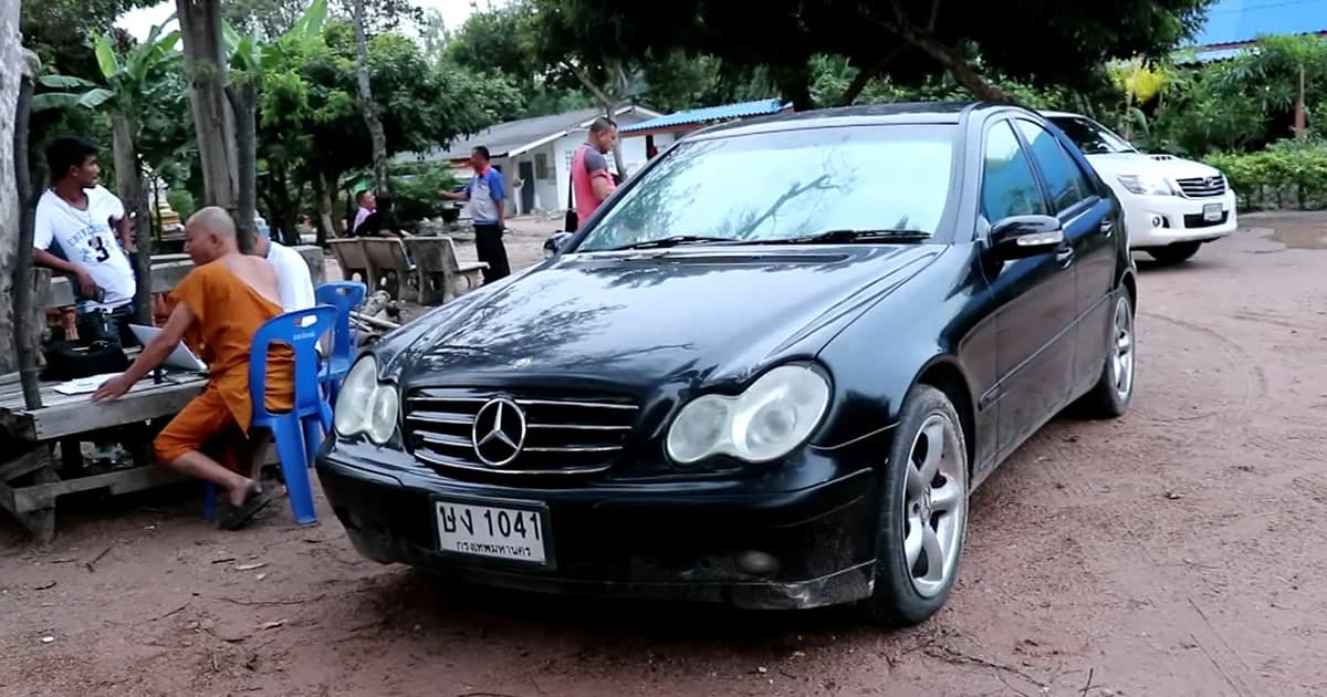ยึดรถเบนซ์เถื่อน ทะเบียนถูกยกเลิก จอดทิ้งในวัด