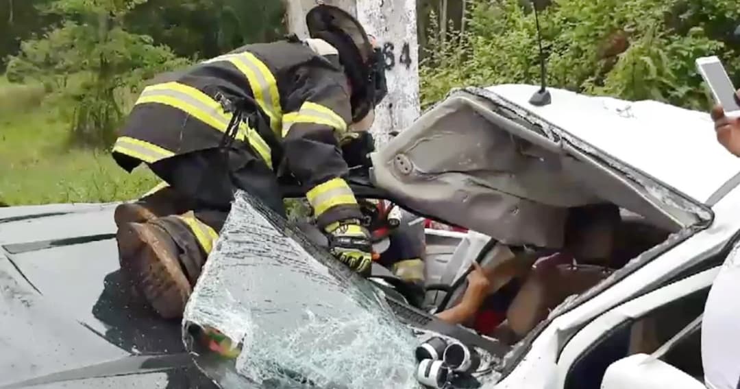 ฝนตก-ถนนลื่น กะบะแหกโค้งชนเสาไฟ เสียชีวิต 1 ราย