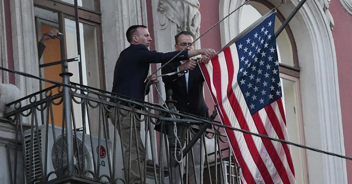 กงสุลมะกันปลดธงชาติลงแล้ว หลังรัฐบาลหมีขาวสั่งปิด-เนรเทศทูต