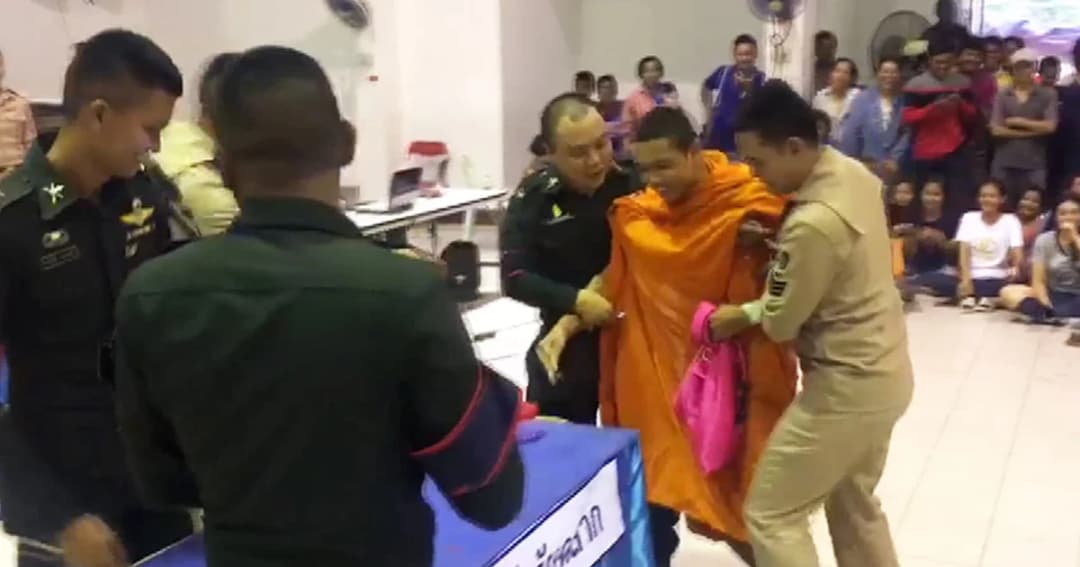 หลวงพี่ลมจับ ! หลังจับได้ใบแดงเป็นทหาร ทบ.1