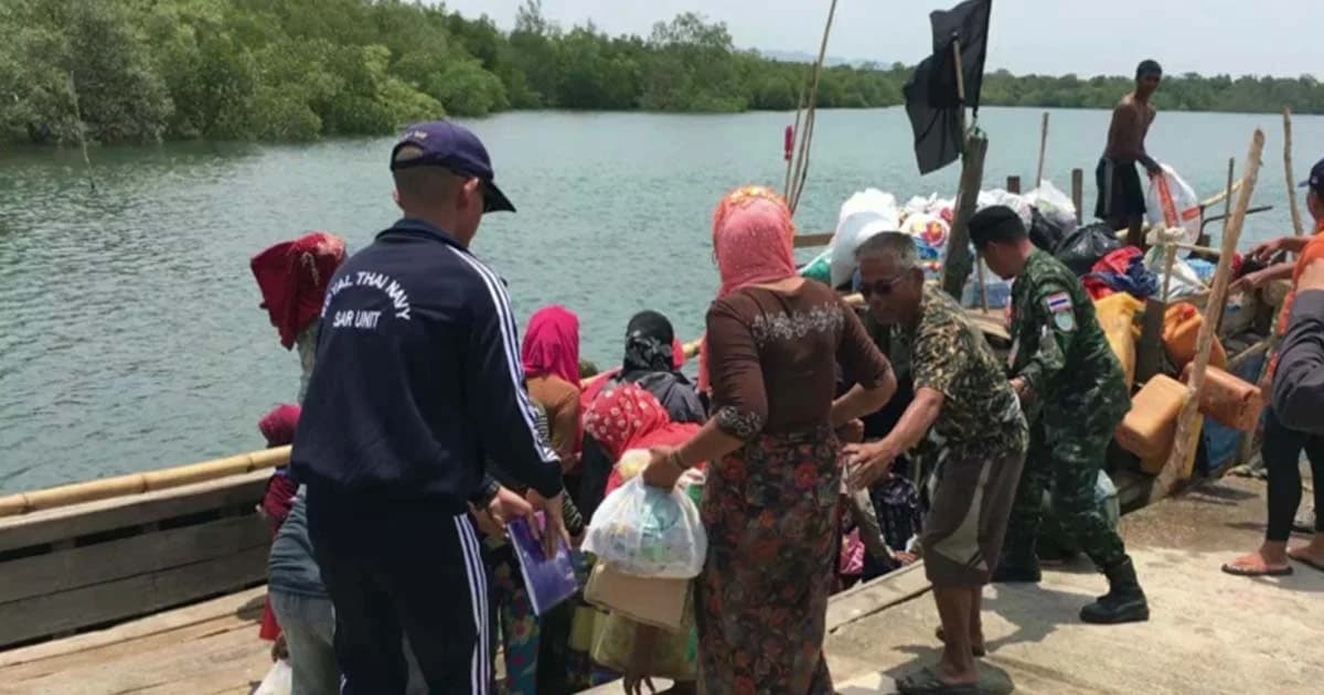 แห่บริจาคอาหาร ชาวโรฮีนจาจอดเรือแวะหลบคลื่นลมเกาะลันตา จ.กระบี่