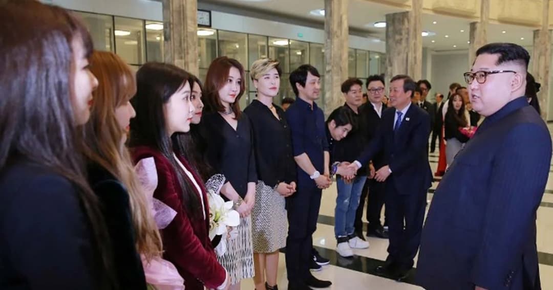 ผู้นำคิม ควงสตรีหมายเลขหนึ่ง ดูคอนเสิร์ตวงเคป๊อป ในกรุงเปียงยาง