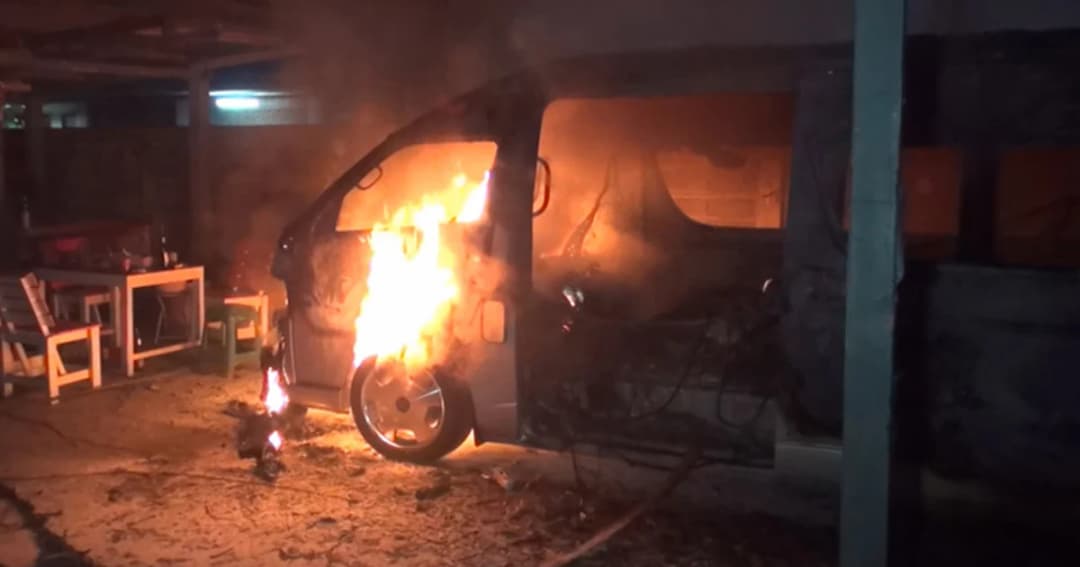 ระทึกกลางดึก ! โชเฟอร์รถตู้เสียบชาร์ตแบตเตอรี่รถยนต์ เครื่องระเบิดไฟวอดทั้งคัน