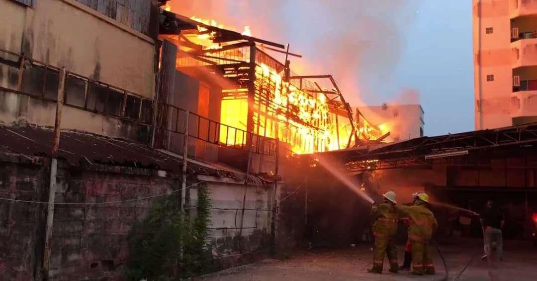 ระทึก ! ไฟไหม้บ้านเช่ากลางตลาดหาดใหญ่ ลุกลามไปบ้านชาวบ้าน 7 หลัง