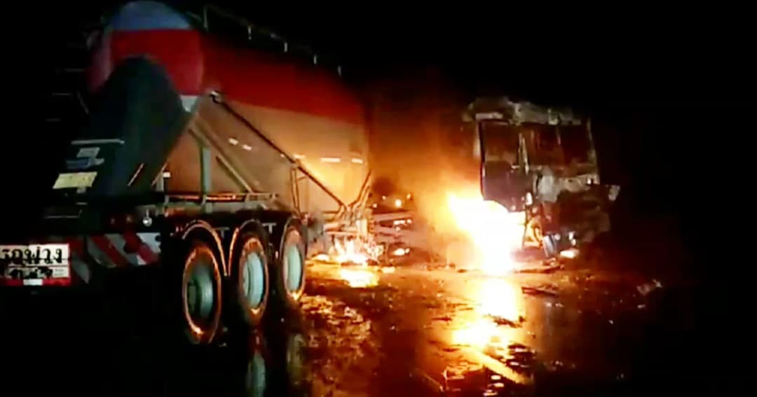 ‘รถพ่วงชนกัน’ ย่านคลองหลวง ไฟลุกท่วมเผาวอด คนขับสาหัส