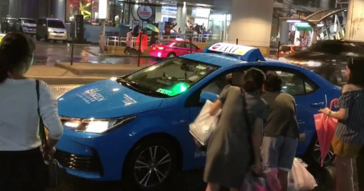 แท็กซี่ปฏิเสธผู้โดยสาร 5 คนรวด แวะจอดถามทุกคนแต่ไม่รับ วันฝกตก