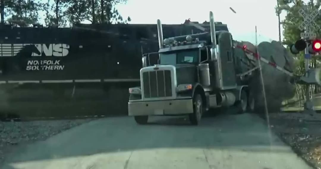 รถพ่วงข้ามทางรถไฟไม่พ้น โดนรถไฟชนในสหรัฐฯ