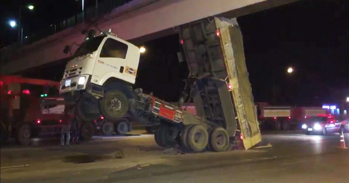 ท้ายรถ 10 ล้อ เด้งชนติดสะพานลอย บน ถ.กาญจนาภิเษก