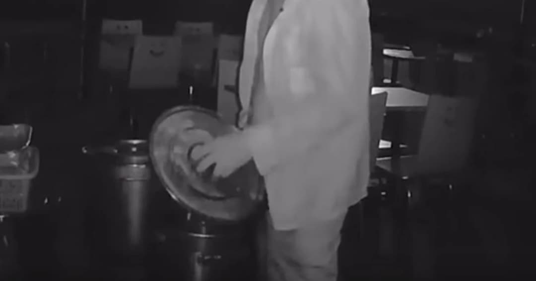 เจ้าของร้านบะหมี่อิจฉาขายดีกว่า แอบย่องฉี่ใส่น้ำสต๊อกร้านคู่แข่ง