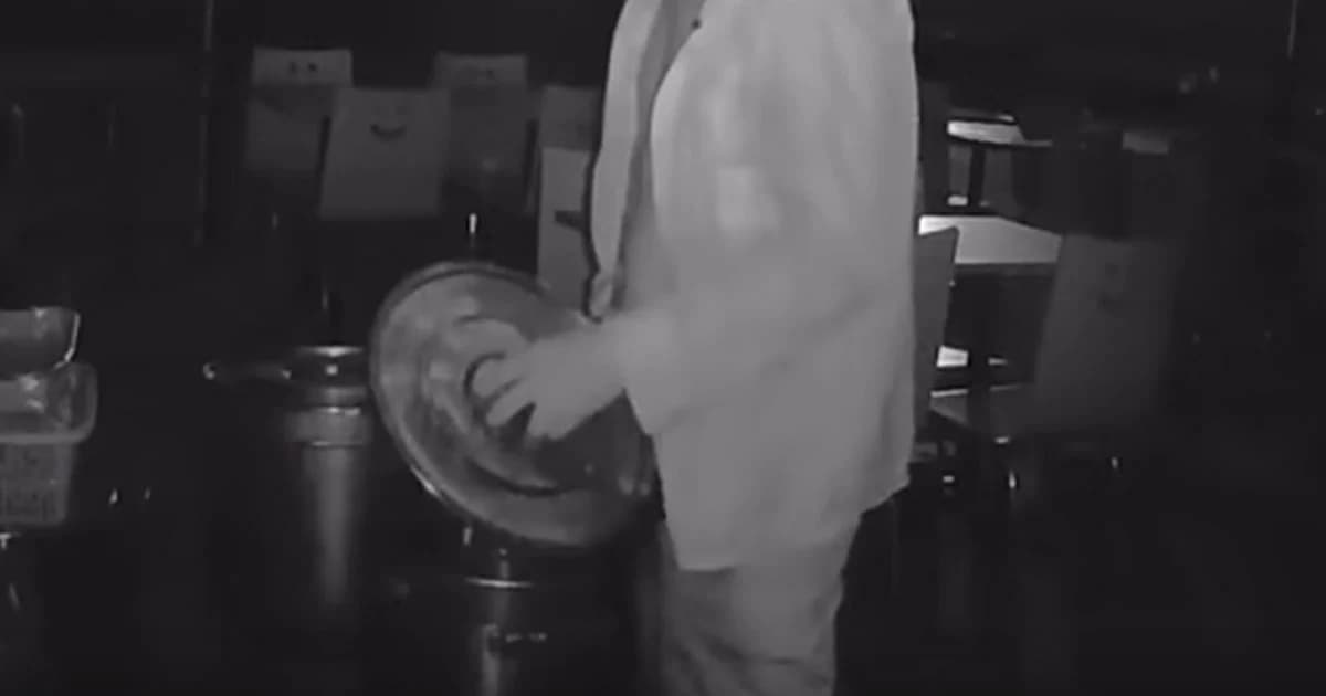 เจ้าของร้านบะหมี่อิจฉาขายดีกว่า แอบย่องฉี่ใส่น้ำสต๊อกร้านคู่แข่ง