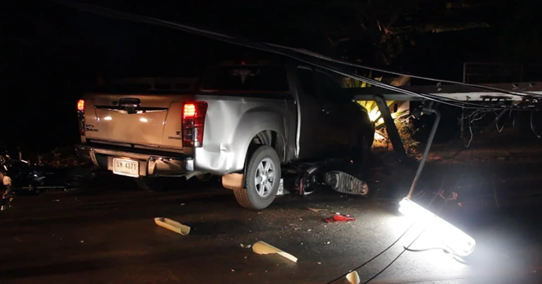 กระบะชนนักศึกษาอัดก๊อบปี้กับเสาไฟดับ คนขับมีอาการมึนเมา