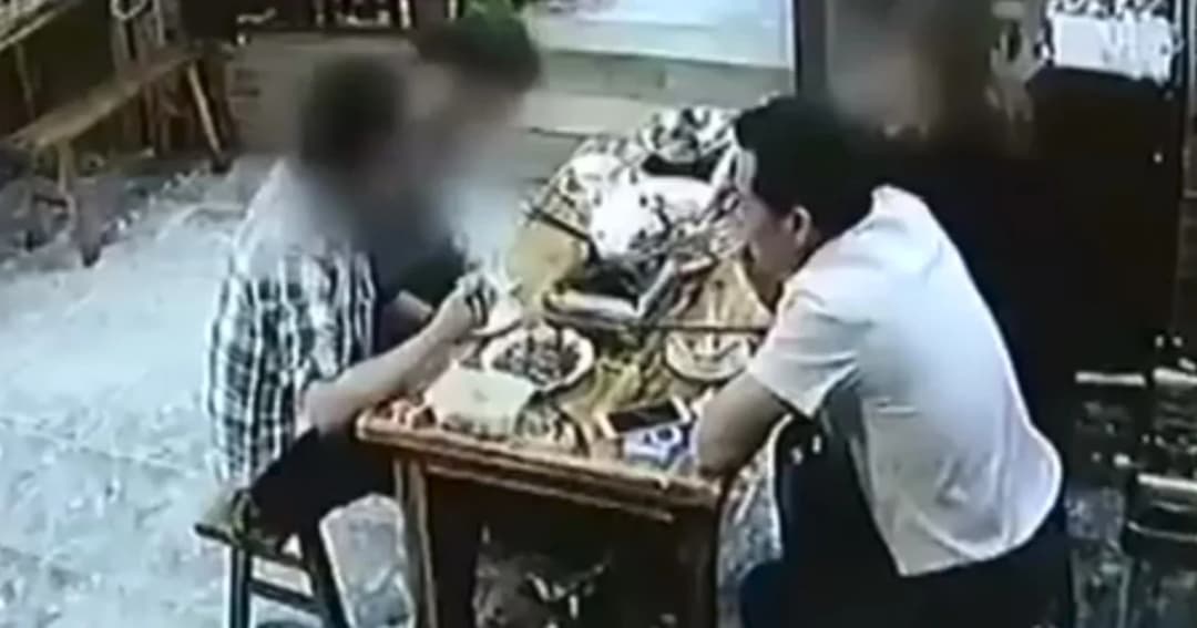 ลูกค้าแสบหวังกินฟรี ใส่แมลงวันในอาหาร โวยเจ้าของร้านลั่น