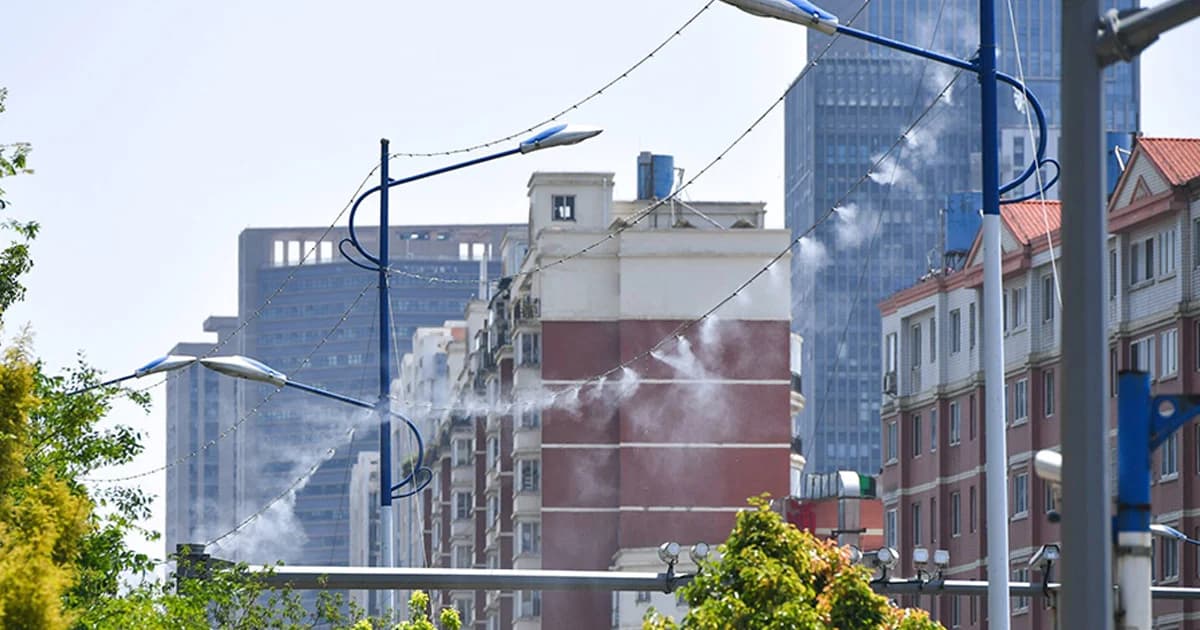 เครื่องพ่นน้ำกำจัดฝุ่นละอองในอากาศ ถูกติดตั้งตามสายไฟในคุนหมิง