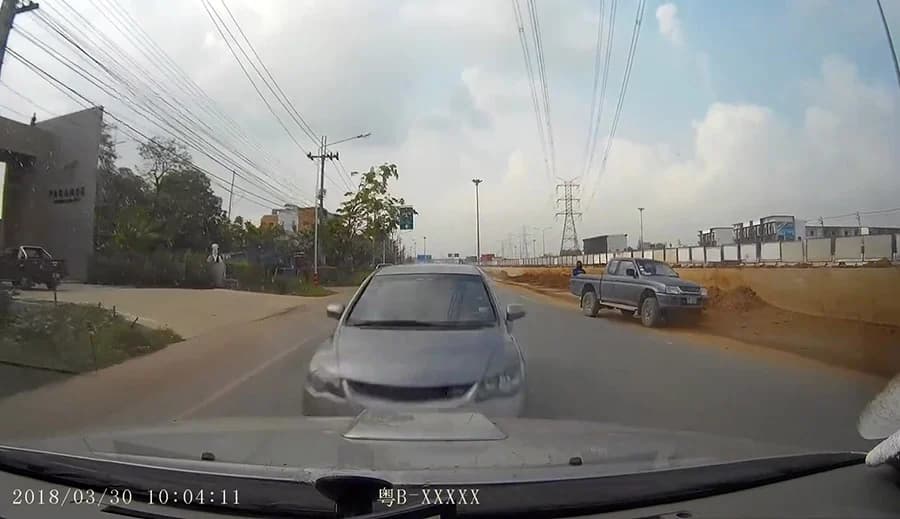 ตามล่ากระบะ ตัดหน้าเก๋งหักหลบชนอีกคันเจ็บหนัก