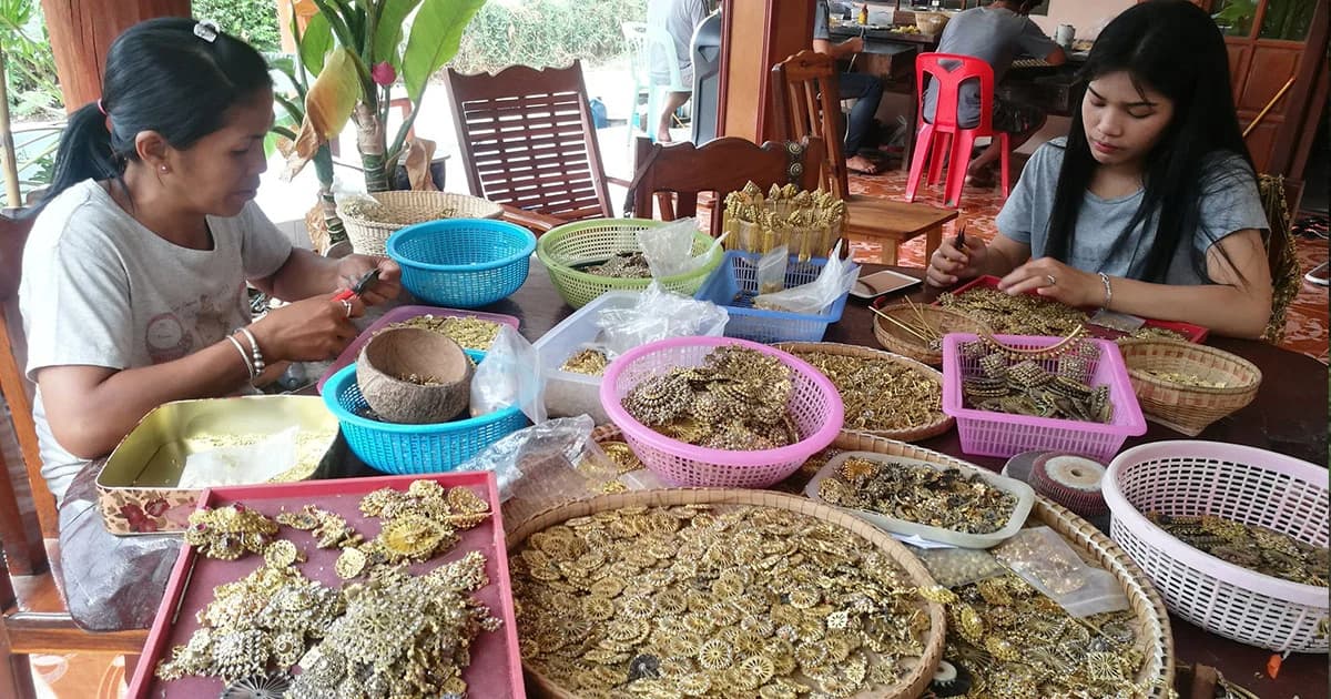 ละครดังฟีเวอร์ ! หนุ่มเมืองช้างผลิตเครื่องประดับทองเหลือง รายได้กว่าครึ่งล้าน