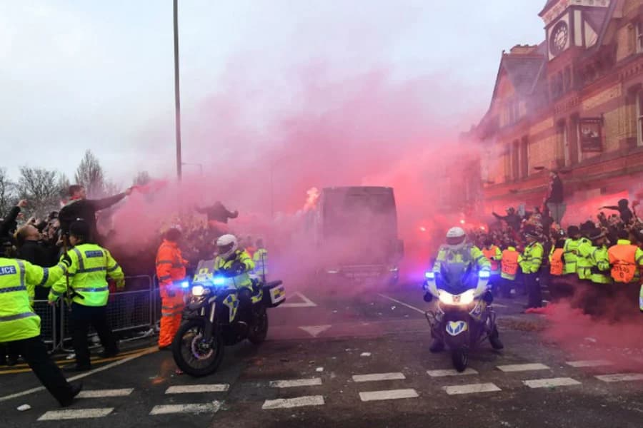 “เป๊ป” ไม่พอใจตำรวจ หลังแฟนลิเวอร์พูลปาของใส่รถบัสทีมแมนฯ ซิตี้