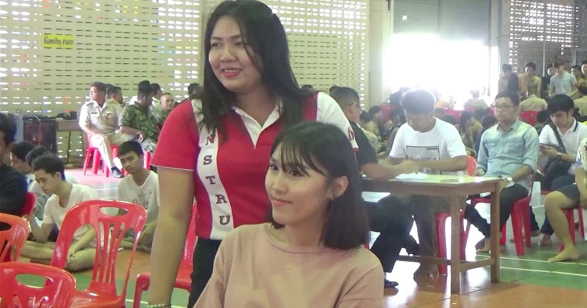 คึกคัก ! สาวประเภทสองยกแก๊งคัดเลือกทหาร ดีใจสังคมให้เกียรติมากขึ้น