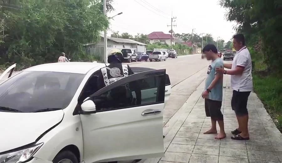 หนุ่มเมายาตบแฟนสาว เพราะคิดว่าแฟนซุกหนุ่มไว้ใต้ท้องรถ