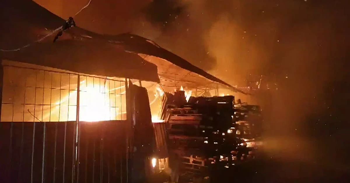 ไฟไหม้ ‘เพิงพักเก็บผ้า’ ย่านพระสมุทรเจดีย์ วอด 6 หลัง