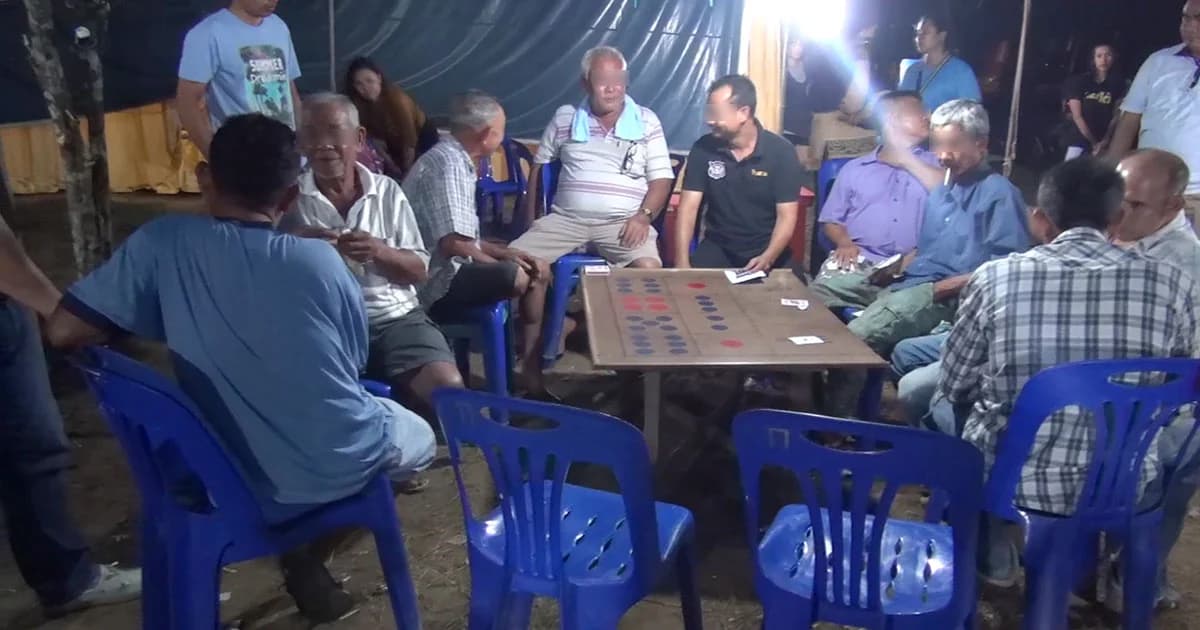 วงแตก ! บุกจับนักพนัน 8 ราย กลางงานศพเมืองสตูล