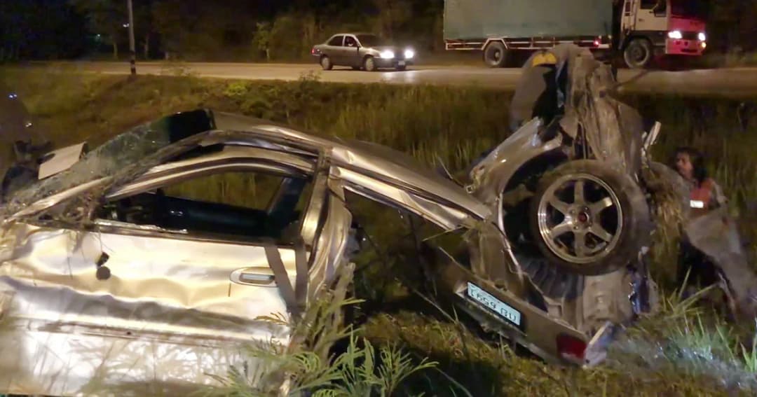 ไล่ล่า ! เก๋งซิ่งแหกด่าน ก่อนชนเสาไฟยับ รถขาด 2 ท่อน